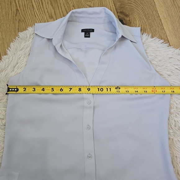 Ann Taylor Light Grey Sleeveless Button Up Blouse Extra Small - Picture 4 of 8